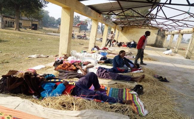 चुनाव ड्यूटी में तैनात होमगार्ड के जवान कड़ाके की ठंड में टूटे शेड में रहने के लिए मजबूर, खेत में बना रहे खाना