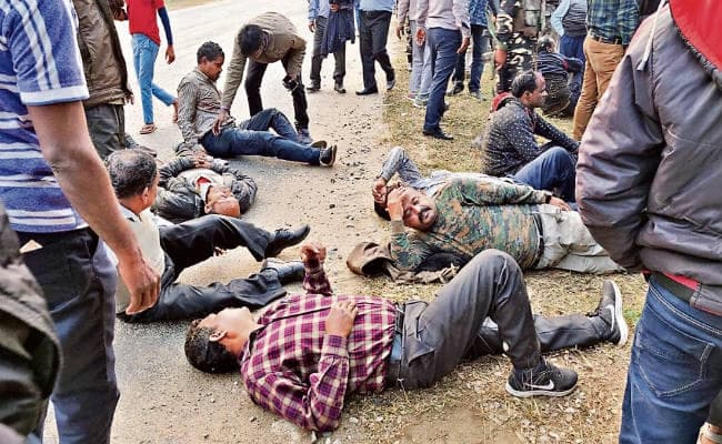 झारखंड विधानसभा चुनाव 2019 : मतदानकर्मियों को सोनाहातू ले जा रही बस बुंडू में पलटी, 16 घायल