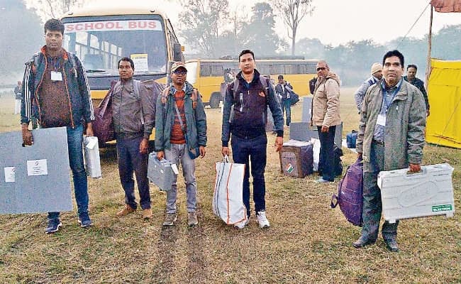 झारखंड विधानसभा चुनाव 2019 : विधानसभा चुनाव के तीसरे चरण के लिए खलारी कलस्टर पहुंचे मतदानकर्मी