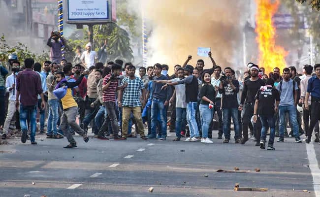 नागरिकता विधेयकः असम में विरोध प्रदर्शन तेज,कई जगह कर्फ्यू, पीएम मोदी बोले- नहीं छीना जाएगा आपका हक