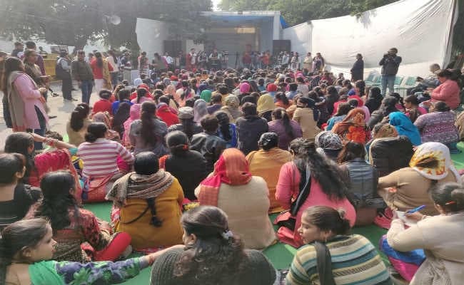 बलात्कारियों को फांसी देने की मांग को लेकर दिल्ली महिला आयोग का मार्च