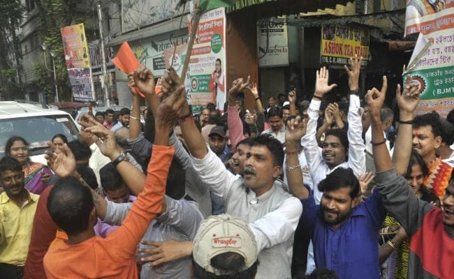 CAB संसद में पारित होने पर भाजपा ने मनाया जश्न, पार्टी ऑफिस के सामने कांग्रेस समर्थकों का हंगामा