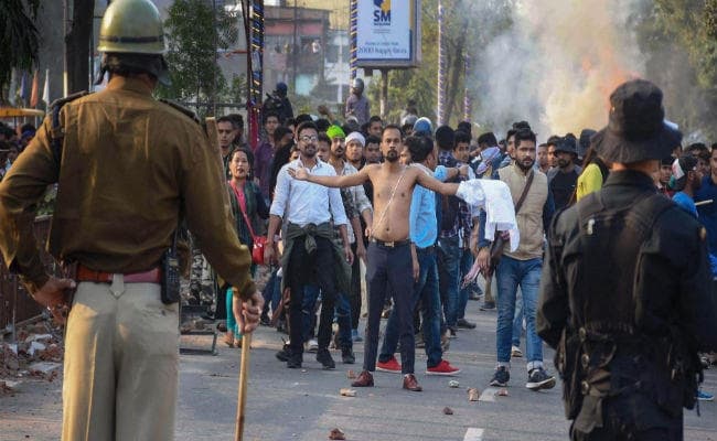 CAB : गुवाहाटी में प्रदर्शनकारियों पर फायरिंग, दो की मौत, विधायक आवास फूंका, मंत्री के घर पर हमला