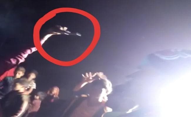 Video Viral : विजय जुलूस में समर्थकों ने लहराया हथियार, चलायी गोलियां