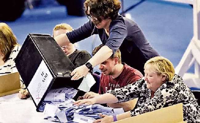 ब्रिटेन में ब्रेग्जिट के बीच हुआ मतदान, नतीजा आज