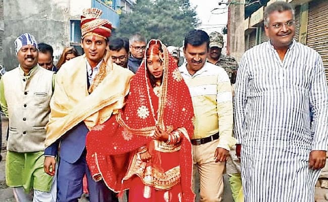 झारखंड विधानसभा चुनाव तीसरा चरण : झुमरा में बेखौफ होकर लोगों ने डाले वोट, मंडप से मतदान केंद्र पहुंची दुल्हन