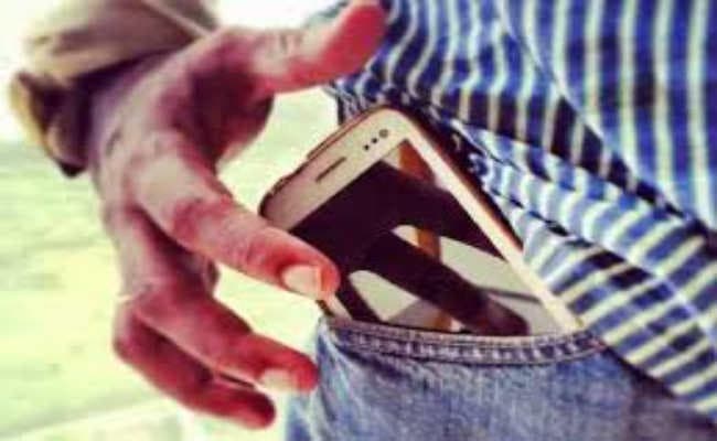 मोबाइल चोरी कर गर्लफ्रेंड को देता था गिफ्ट, दो धराये