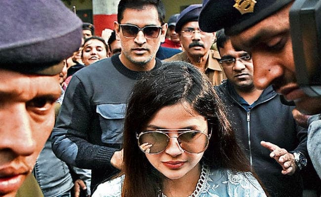 झारखंड विधानसभा चुनाव 2019 : .....जब मर्सिडीज बेंज से वोट देने पहुंचे धौनी, बने वोटर नंबर 420