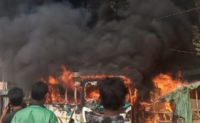 लातेहार के बालूमाथ से रांची आ रही बस रातू में जलकर राख