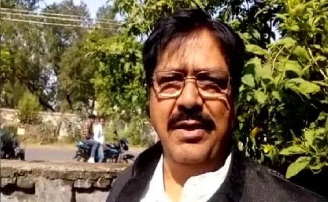 पहले नागिन डांस और अब नेता जी ने दी धमकी, अंगुली उठी तो हाथ काट लिया जायेगा...