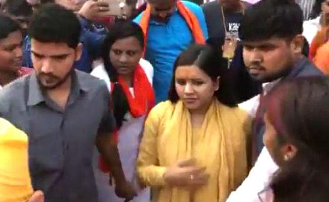 बंगाल में सभा करने से रोकने पर भड़कीं साध्वी सरस्वती, कहा- ममता सरकार गिराना है, भगवा सरकार लाना है