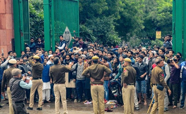 CAB कर विरोध : पुलिस के साथ झड़प के बाद जामिया के 50 छात्र हिरासत में