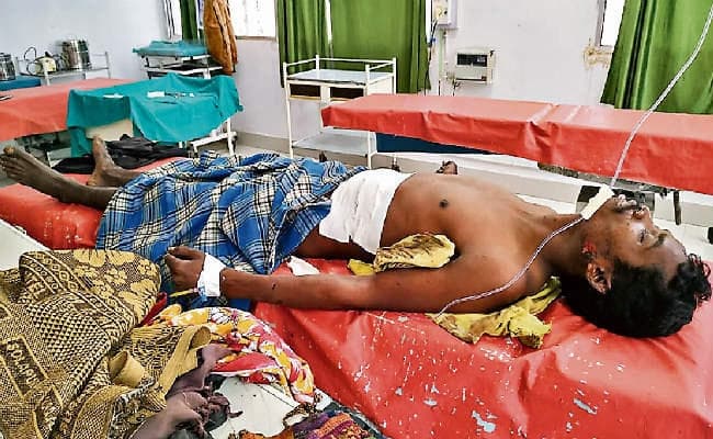 लोहरदगा : नक्सलियों ने सुरक्षा बलों के लिए बिछायी थी बारूदी सुरंग, एक ग्रामीण की मौत, एक घायल, चार को बनाया बंधक, बाद में छोड़ा