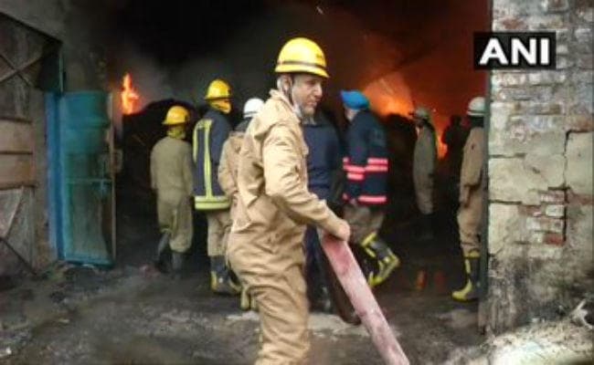 दिल्ली: मुंडका में लकड़ी के कारखाने में लगी भीषण आग, दमकल की 21 गाड़ियां पहुंची