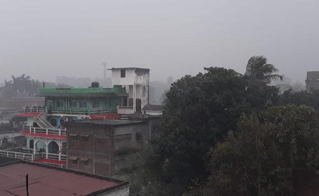 संथाल परगना में मौसम ने करवट बदली, साहिबगंज में तेज बारिश से ठिठुरे लोग, किसानों के चेहरे खिले