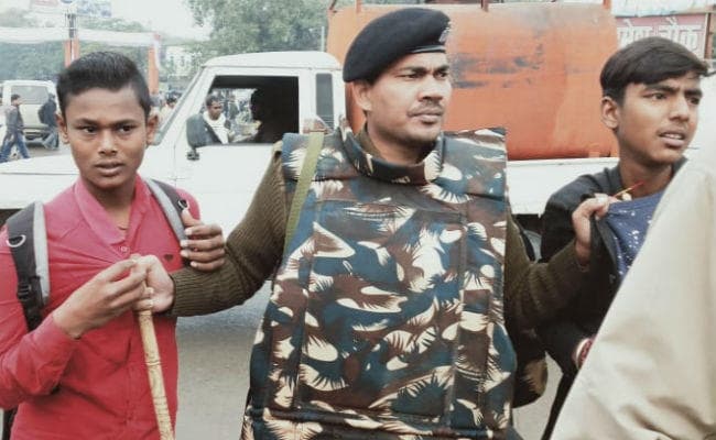 औरंगाबाद में सड़क जाम कर हंगामा कर रहे लोगों पर पुलिस ने किया लाठीचार्ज, कई छात्र गिरफ्तार