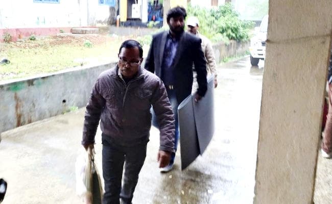 राजमहल में तेज बारिश व ठंड के बीच 177 दिव्यांग और 80 वर्ष से ज्यादा उम्र के वोटरों ने किया मतदान