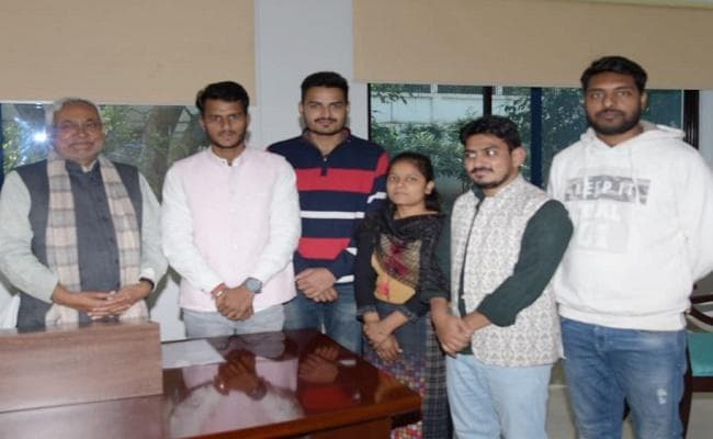 पटना विश्वविद्यालय के नवनिर्वाचित छात्र नेताओं ने मुख्यमंत्री नीतीश कुमार से की मुलाकात
