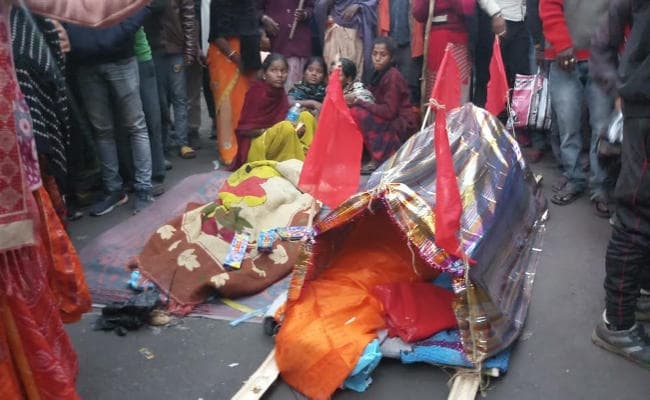 VIDEO : फिर भड़का पिपरवार के लोगों का गुस्सा, थाना के सामने 2 शव रखकर प्रदर्शन, हत्यारों को फांसी की मांग