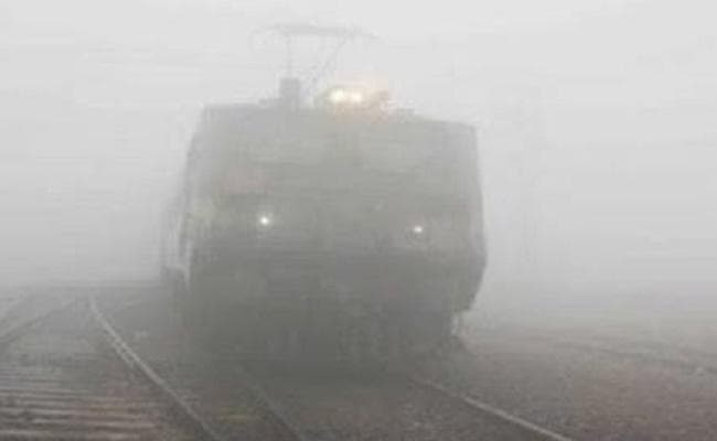 बिहार : कोहरे के कारण रेलवे ने रद्द की ये ट्रेनें, कई ट्रेनों के परिचालन में बदलाव, देखें पूरी सूची