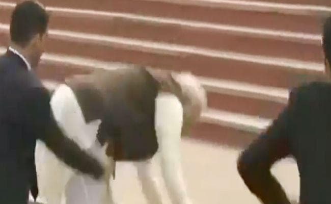 गंगा बैराज की सीढियों पर अचानक फिसले प्रधानमंत्री मोदी, देखें वीडियो