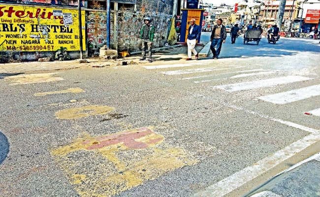 सड़कों से मिट गयी है स्टॉप लाइन, वाहन चालक रहें सतर्क, नहीं तो कटेगा फाइन