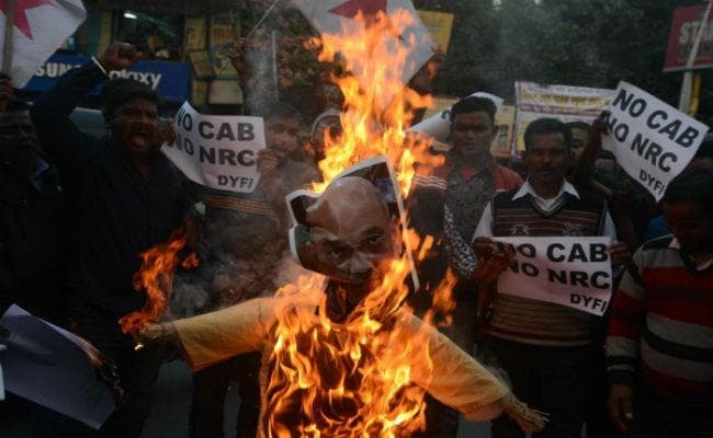 कैब के खिलाफ कोलकाता के विभिन्न इलाकों में हिंसक प्रदर्शन, कहीं रेल अवरोध तो कहीं टायर जलाकर किया गया विरोध