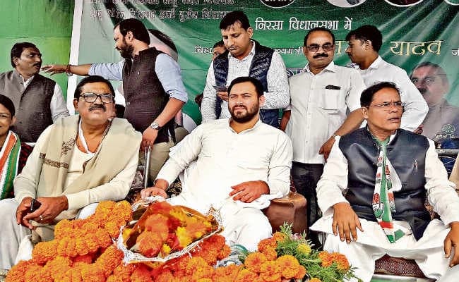 कमल फूल साबुन से स्नान कर पवित्र हो जाते हैं अपराधी - तेजस्वी