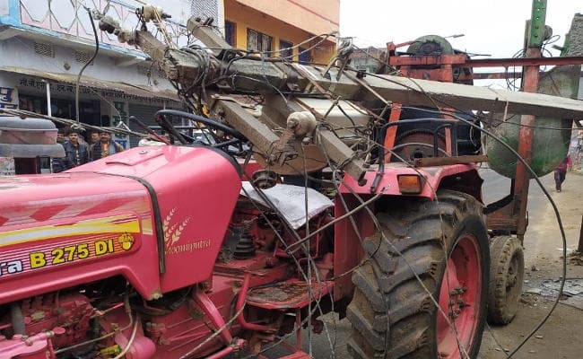 झारखंड के लातेहार में ट्रैक्टर की टक्कर से बिजली का खंभा टूटा, ट्रैक्टर पर गिरा