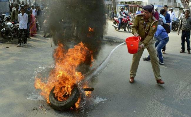 CAB: बंगाल में कई जगहों पर सड़कें अवरुद्ध, दुकानों में तोड़-फोड़, जलाए गये टायर