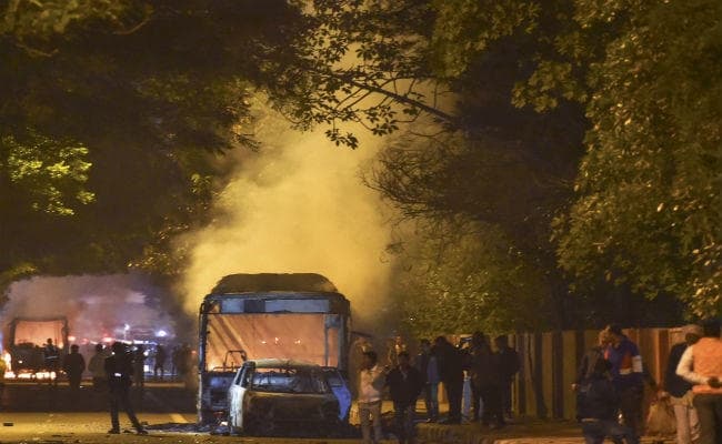 नागरिकता कानून का विरोध : दिल्ली में आगजनी, हिंसा में पुलिसकर्मी जख्मी