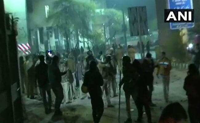 जामिया परिसर में घुसी पुलिस, कुछ प्रदर्शनकारी गिरफ्तार; एलजी से मिले केजरीवाल