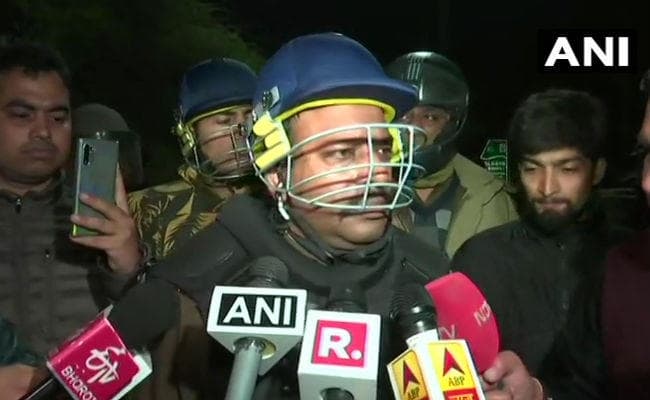 जामिया प्रशासन ने पुलिस पर जबरन परिसर में घुसने का लगाया आरोप, सोमवार को बंद रहेंगे स्कूल