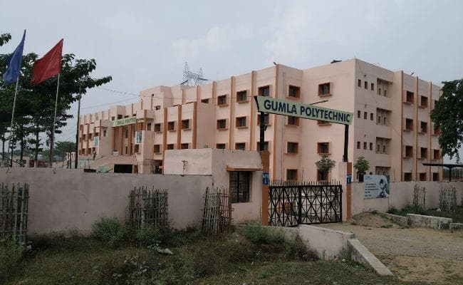 गुमला : झामुमो सीसीटीवी से कर रहा वज्रगृह की निगरानी, भाजपा को प्रशासन पर है भरोसा