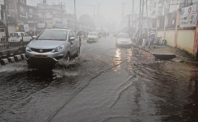 बदला मौसम का मिजाज, बारिश के साथ धुंध, 17 तक रहेगा यही हाल