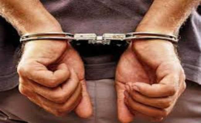 पड़ोसी को मारा चाकू, हालत गंभीर, तीन हुए गिरफ्तार