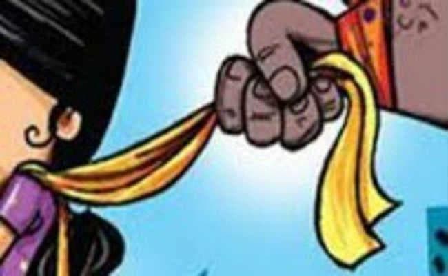 पानी में ड्रग्स पिला कर युवती से छेड़खानी