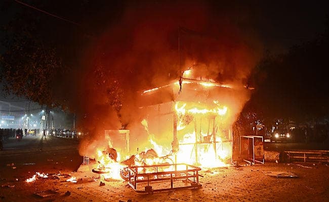 पटना : CAB के विरोध के नाम पर उपद्रव, चेकपोस्ट व वाहन फूंके, पुलिस पर पथराव और फायरिंग