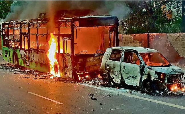 नागरिकता कानून: आज सड़क पर उतरेंगी सीएम ममता, इधर, बांग्लादेश ने भारत से मांगी घुसपैठियों की सूची