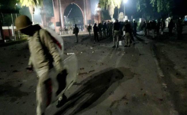 अलीगढ़ विश्वविद्यालय पुलिस के साथ संघर्ष में 60 छात्र जख्मी, 21 गिरफ्तार, 56 नामजद के खिलाफ मामला दर्ज
