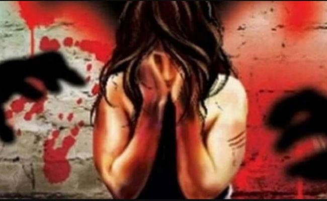 मथुरा: झाड़ियों में पड़ा मिला महिला का अर्धनग्न शव, रेप के बाद हत्या की आशंका