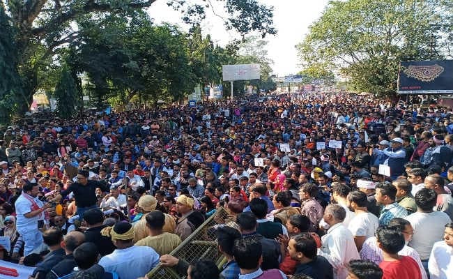 हिंसाग्रस्त असम में मदद की राह देख रहे लोगों के लिए हेल्पलाइन नंबर शुरू