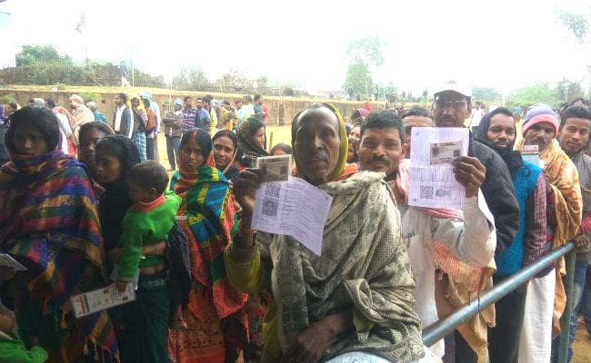 25 लाख के इनामी नक्सली समर दा सहित कई नक्सलियों के परिजनों ने किया मतदान