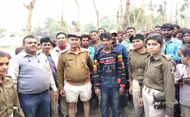 पुत्र की गलत हरकत से परेशान चौकीदार ने लोडेड कट्टा के साथ कराया गिरफ्तार