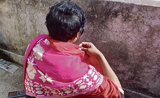 नरकटियागंज : संबंध बनाने के विरोध पर काटे बाल