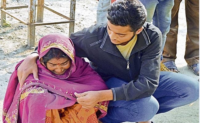 पूर्वी चंपारण : कुहासे के कारण ट्रेन से कटीं दो छात्राएं