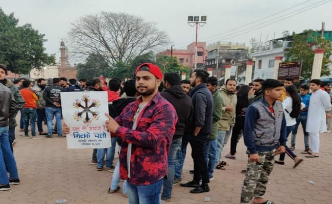 संशोधित नागरिकता कानून के विरोध में जामिया विश्वविद्यालय के बाहर शांतिपूर्ण प्रदर्शन