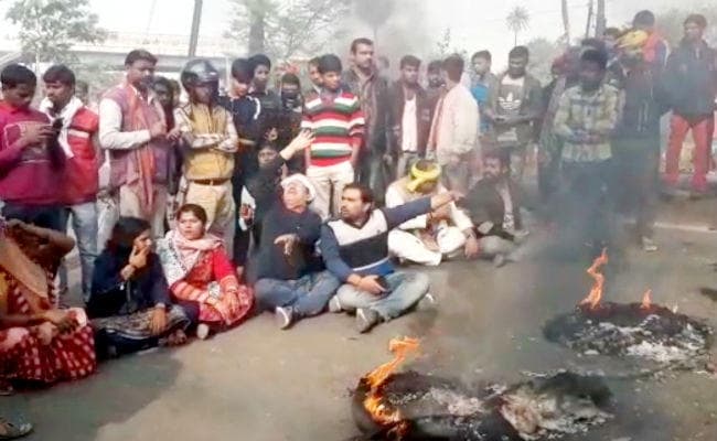 मुजफ्फरपुर में जिंदा जलायी गयी छात्रा की मौत के बाद पटना में बवाल, आगजनी, रेलवे ट्रैक को किया बाधित