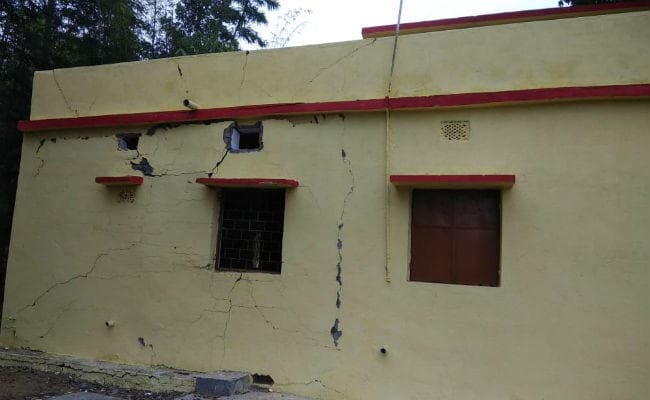 खूंटी: नक्सलियों ने सामुदायिक भवन को बम से उड़ाया