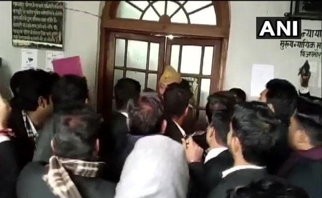 सीजेएम कोर्ट में गोलीबारी : एक की मौत, दो पुलिसकर्मी समेत तीन घायल